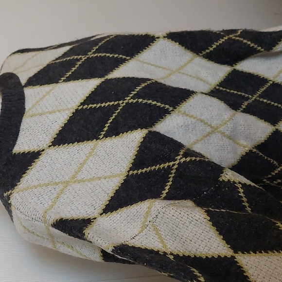 Sweaters. - Picture 2 of 4